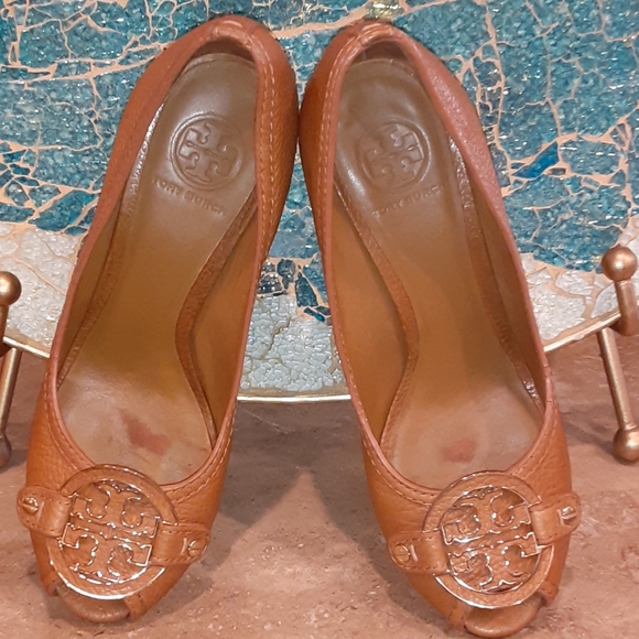 Tory Burch leather "Amanda" peep toe logo wedges - Picture 13 of 14